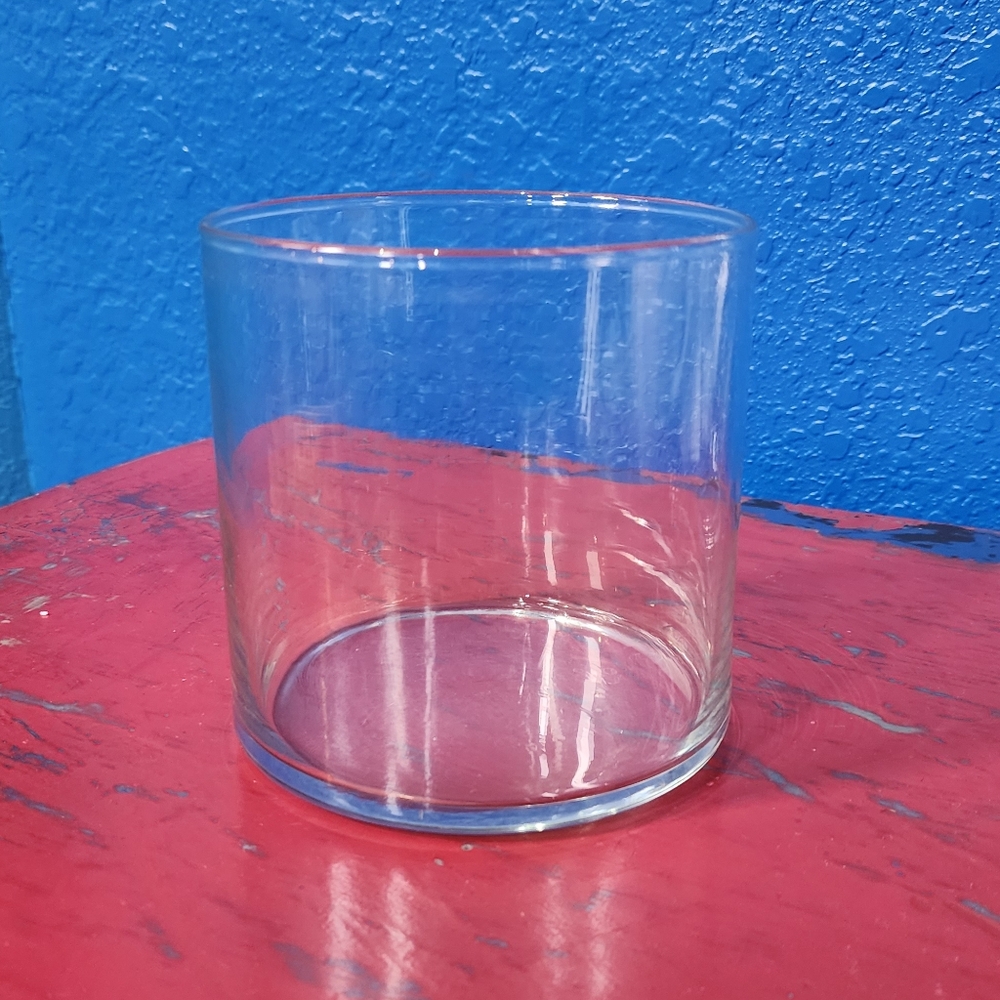 Short circular vase